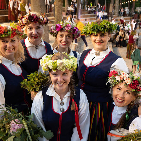 Kora Ulbroka meitenes piedalās Dziedāšanas svētkos Dikļos