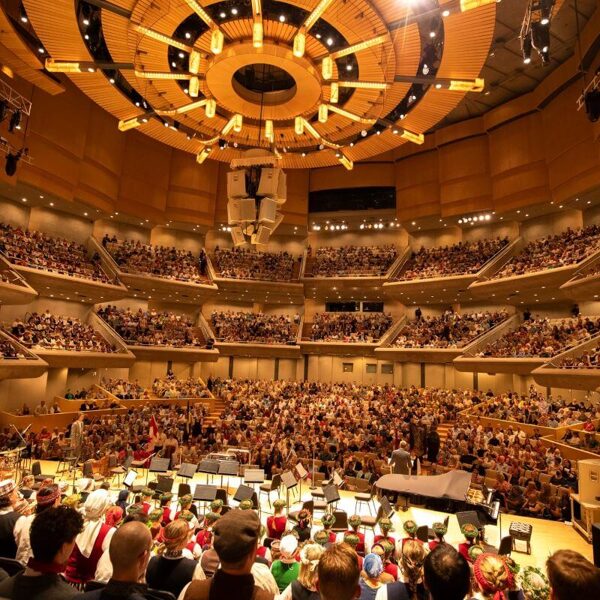 Koris Ulbroka kopkora koncertā Let's, lec, Letts! Roy Thomson hall, Kanādā