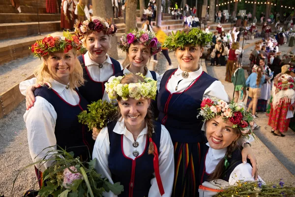 Kora Ulbroka meitenes piedalās Dziedāšanas svētkos Dikļos