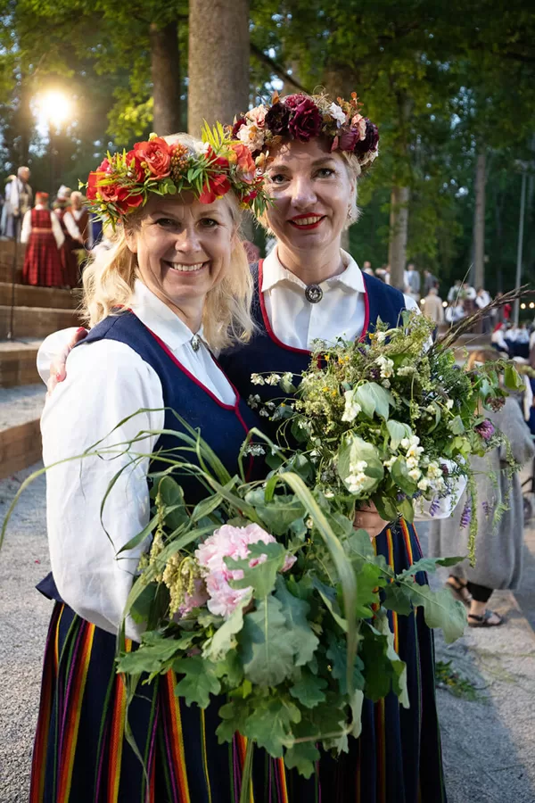 Kora Ulbroka meitenes piedalās Dziedāšanas svētkos Dikļos