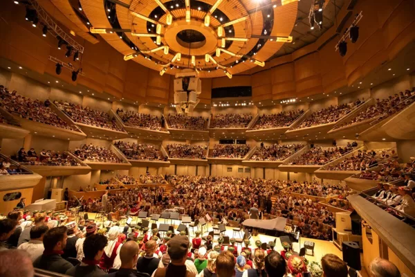 Koris Ulbroka kopkora koncertā Let's, lec, Letts! Roy Thomson hall, Kanādā