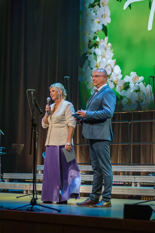 Kora Ulbroka jubilejas koncerts, vakara vadītāji Antra un Kaspars