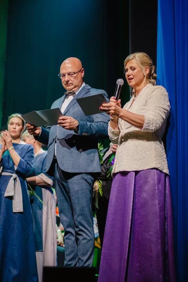 Kora Ulbroka jubilejas koncerts. Vakara vadītāji Kaspars un Antra